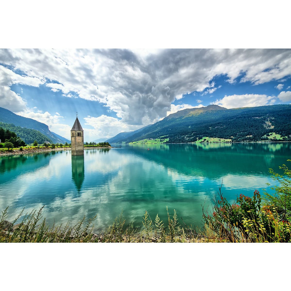 Acrylglasbild - Idyllischer Bergsee mit versunkenem Kirchturm