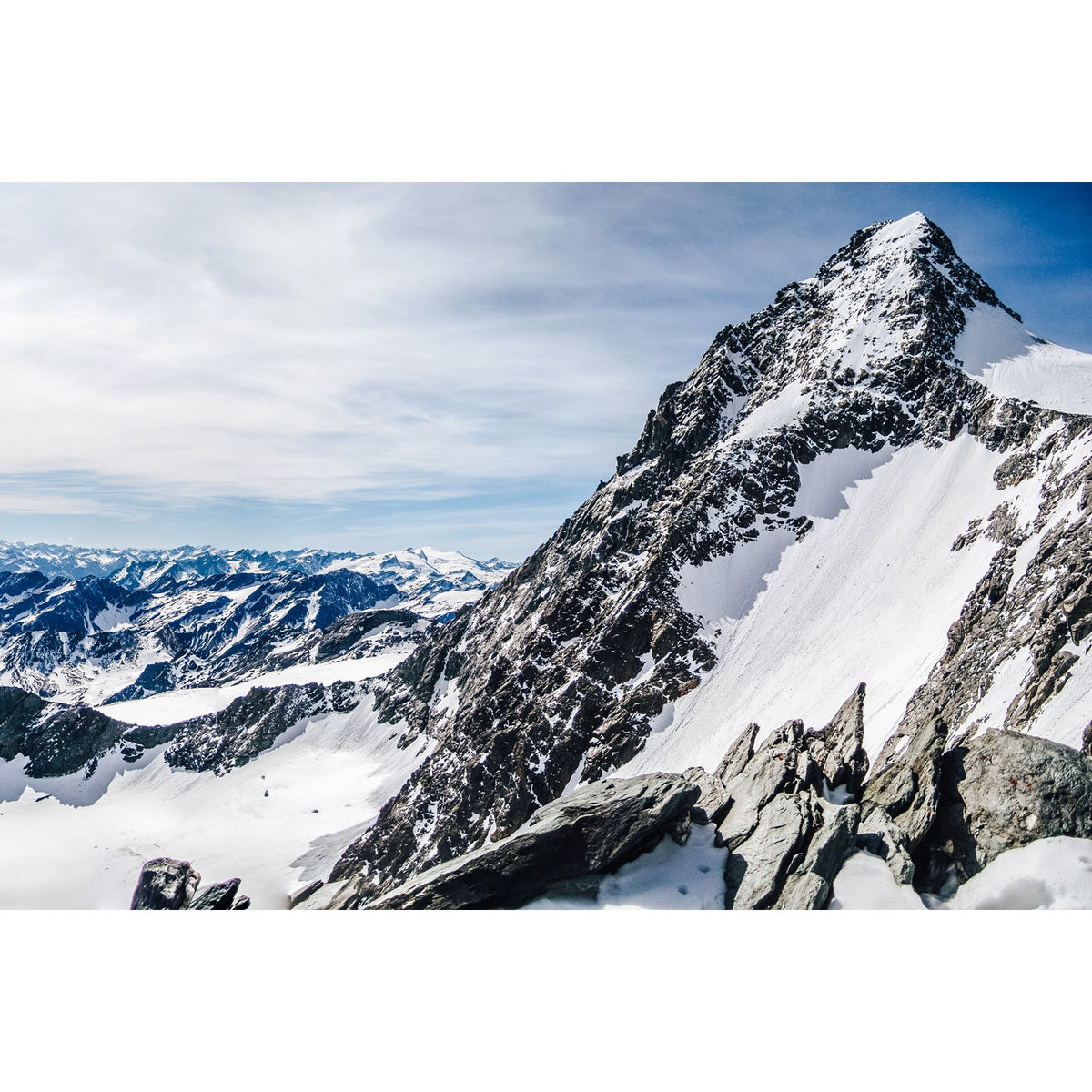 Acrylglasbild - Verschneiter Alpengipfel im Winter