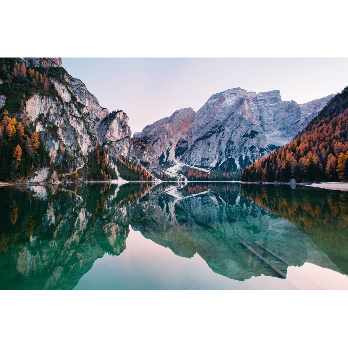 Acrylglasbild - Spiegelung am Pragser Wildsee